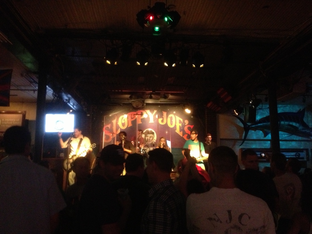 BJL平台官网-巴西女模特花500多万,只为了塑造一个“大臀”(图1) BJL平台